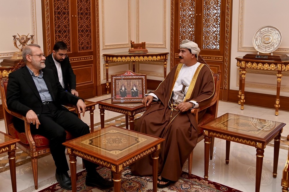 جانب من لقاء وزير المكتب السلطاني العماني الفريق أول سلطان النعماني بأمين المجلس الأعلى للأمن القومي الإيراني علي لاريجاني