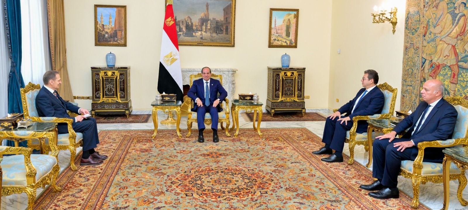 الرئيس المصري عبدالفتاح السيسي مع رئيس جهاز الاستخبارات الخارجية الروسي سيرجي ناريشكين