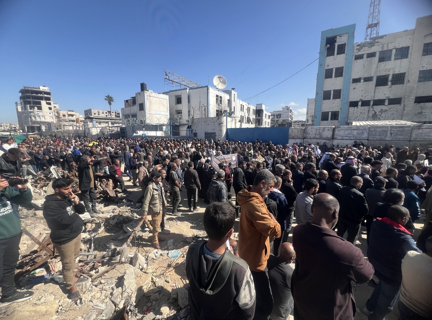 الاف الفلسطينيين ينظمون مسيرة مؤيدة لوجود الأونروا  ودعما لموظفيها