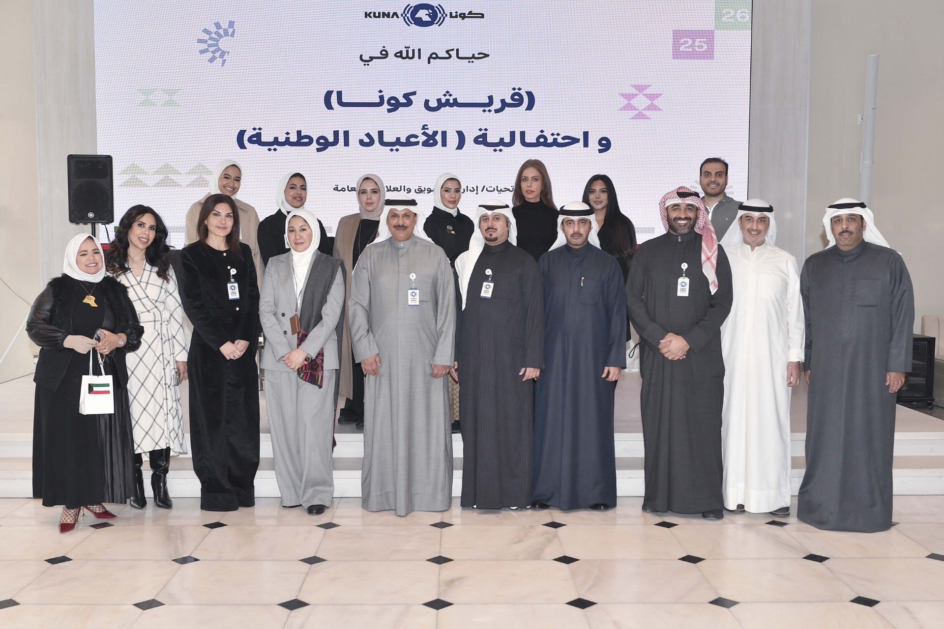 صورة جماعية مع المدير العام لوكالة الأنباء الكويتية (كونا) بالتكليف ورئيس التحرير بالتكليف