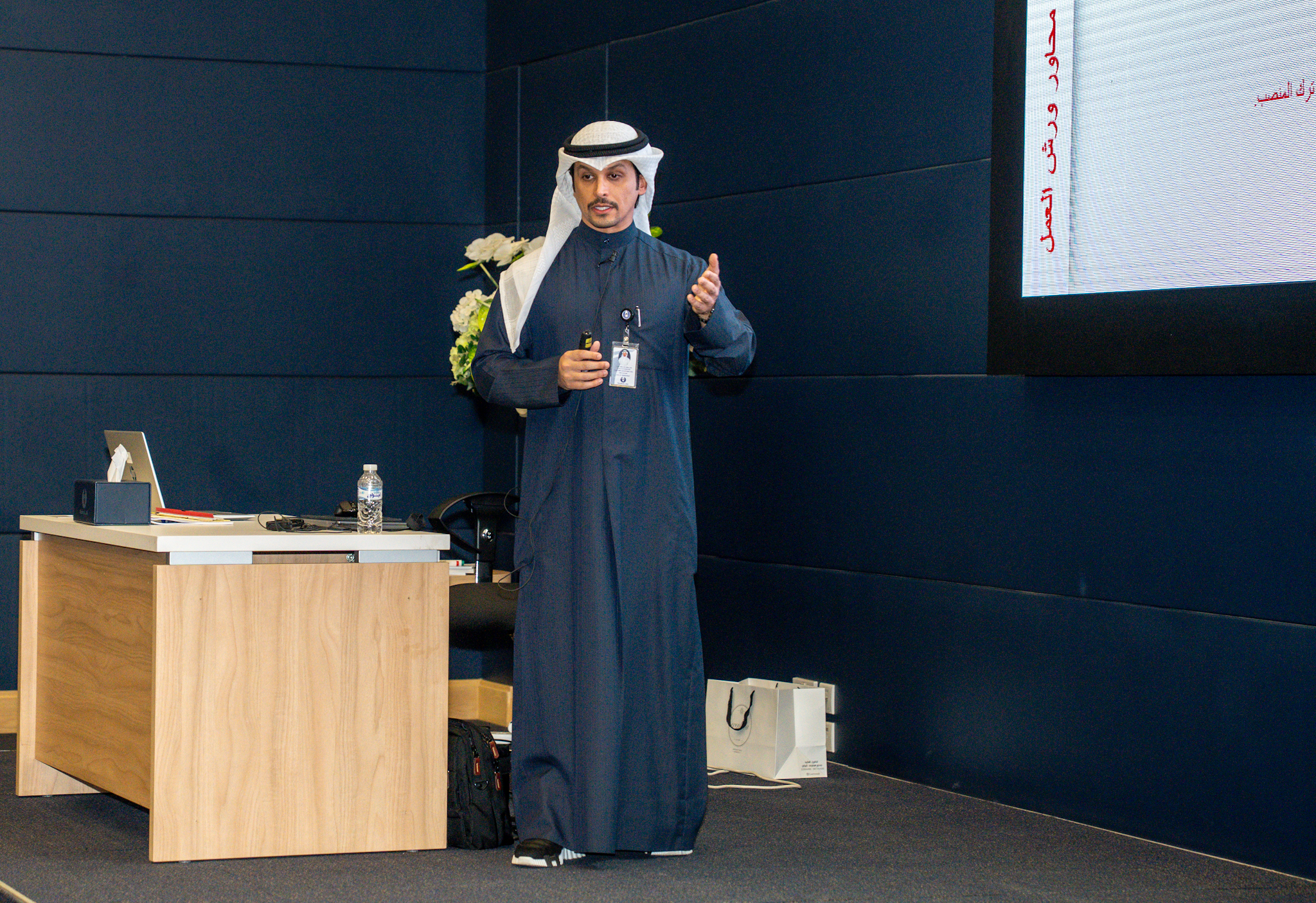 مراقب مراجعة الاجراءات وقواعد البيانات في (نزاهة) طلال المطيري خلال تقديمه ورشة العمل