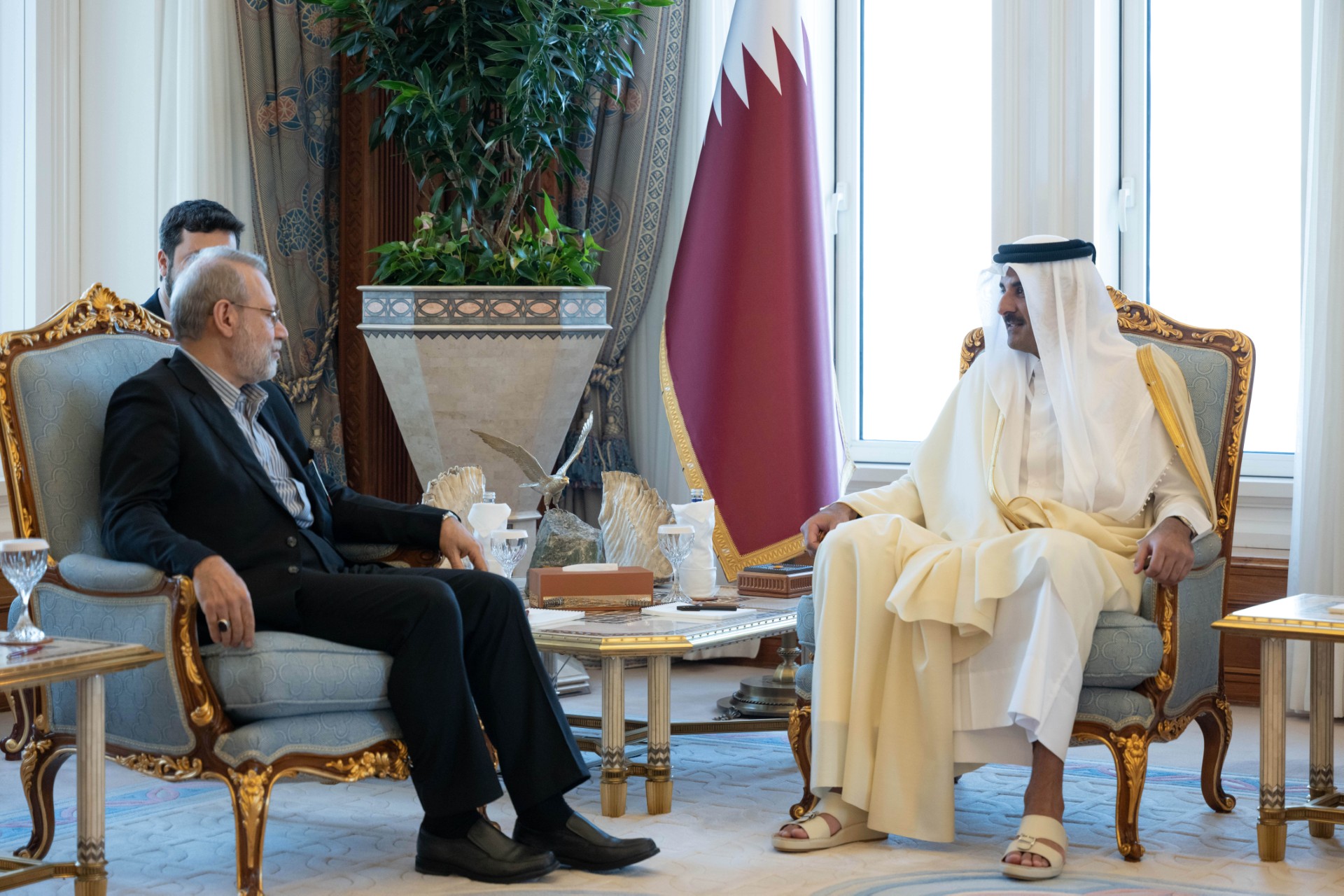 أمير قطر مع أمين المجلس الأعلى للأمن القومي الإيراني