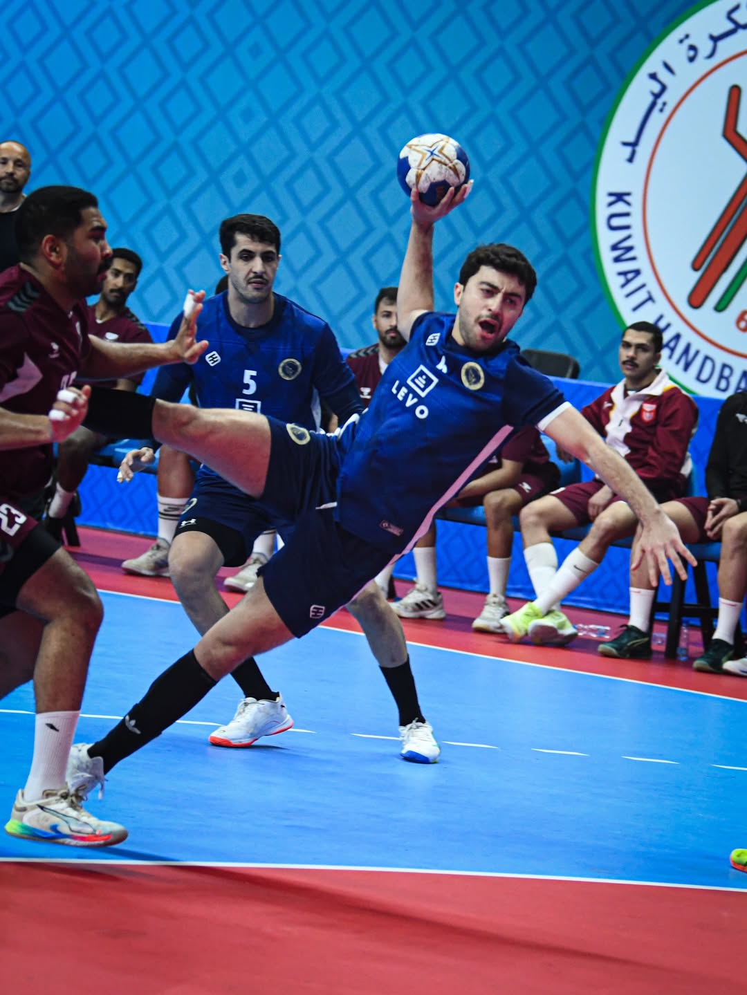 لاعب برقان ينجح بتجاوز دفاع النصر