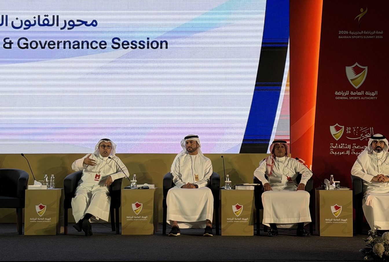 الاستاذ في كلية الحقوق بجامعة الكويت د. عبدالله الحيان خلال مشاركته في فعاليات قمة الرياضة البحرينية