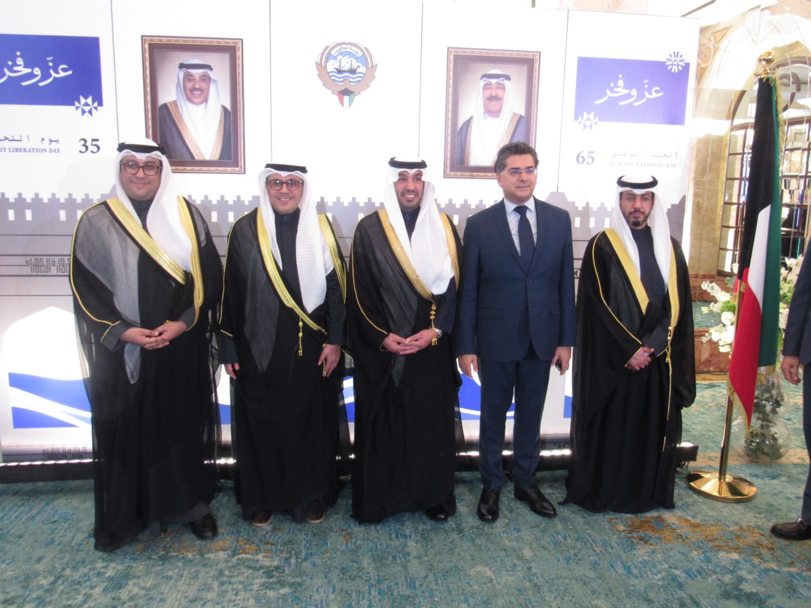 وزير الاعلام اللبناني بول مرقص يتوسط اعضاء سفارة الكويت لدى لبنان مهنئا بالاعياد الوطنية