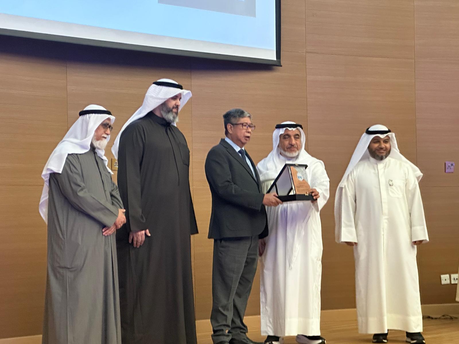 السفير الفلبيني لدى دولة الكويت خوسيه كابريرا ورئيس مجلس ادارة جمعية النجاة الخيرية فيصل الزامل يكرمان الفائزين بمسابقة الرهيماني لحفظ القرآن الكريم من الجالية الفلبينية