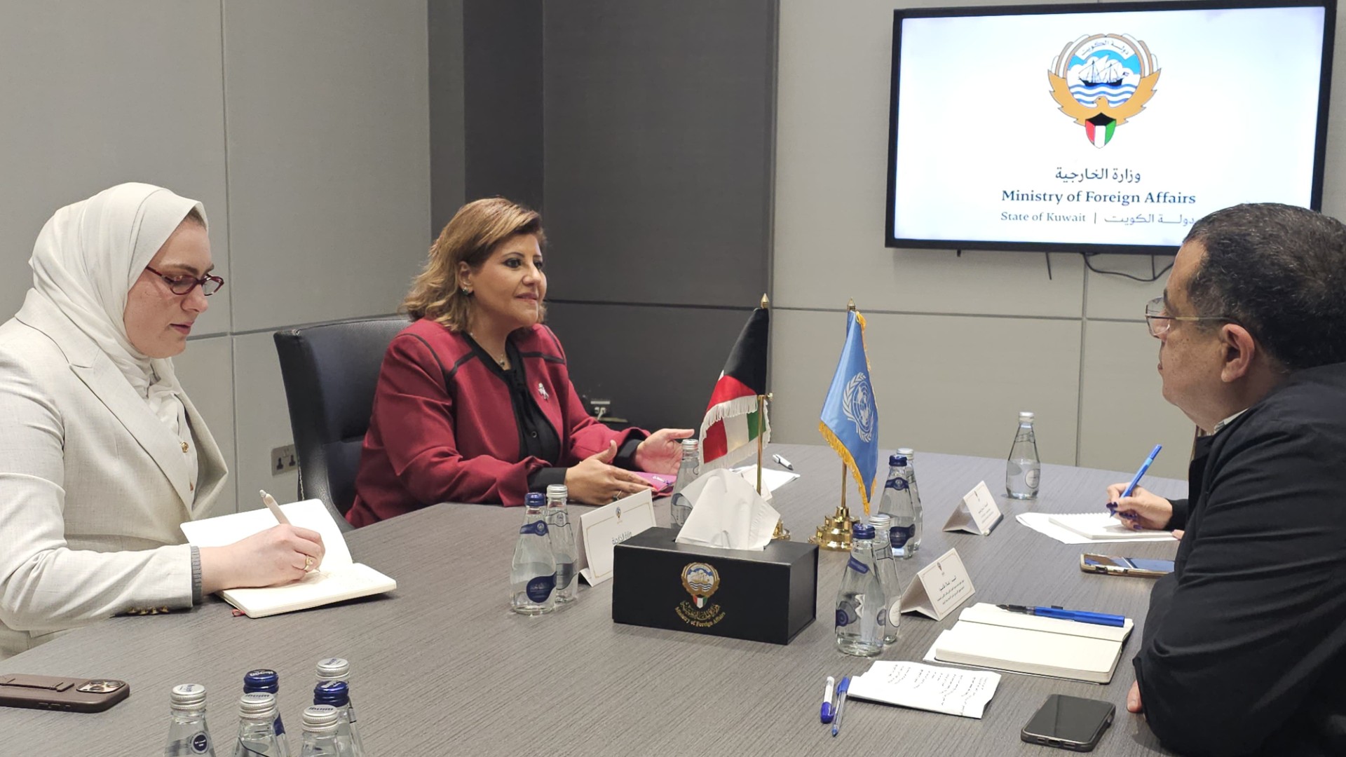 مساعد وزير الخارجية لشؤون حقوق الإنسان السفيرة الشيخة جواهر الصباح خلال اجتماعها بوفد مفوضية حقوق الإنسان