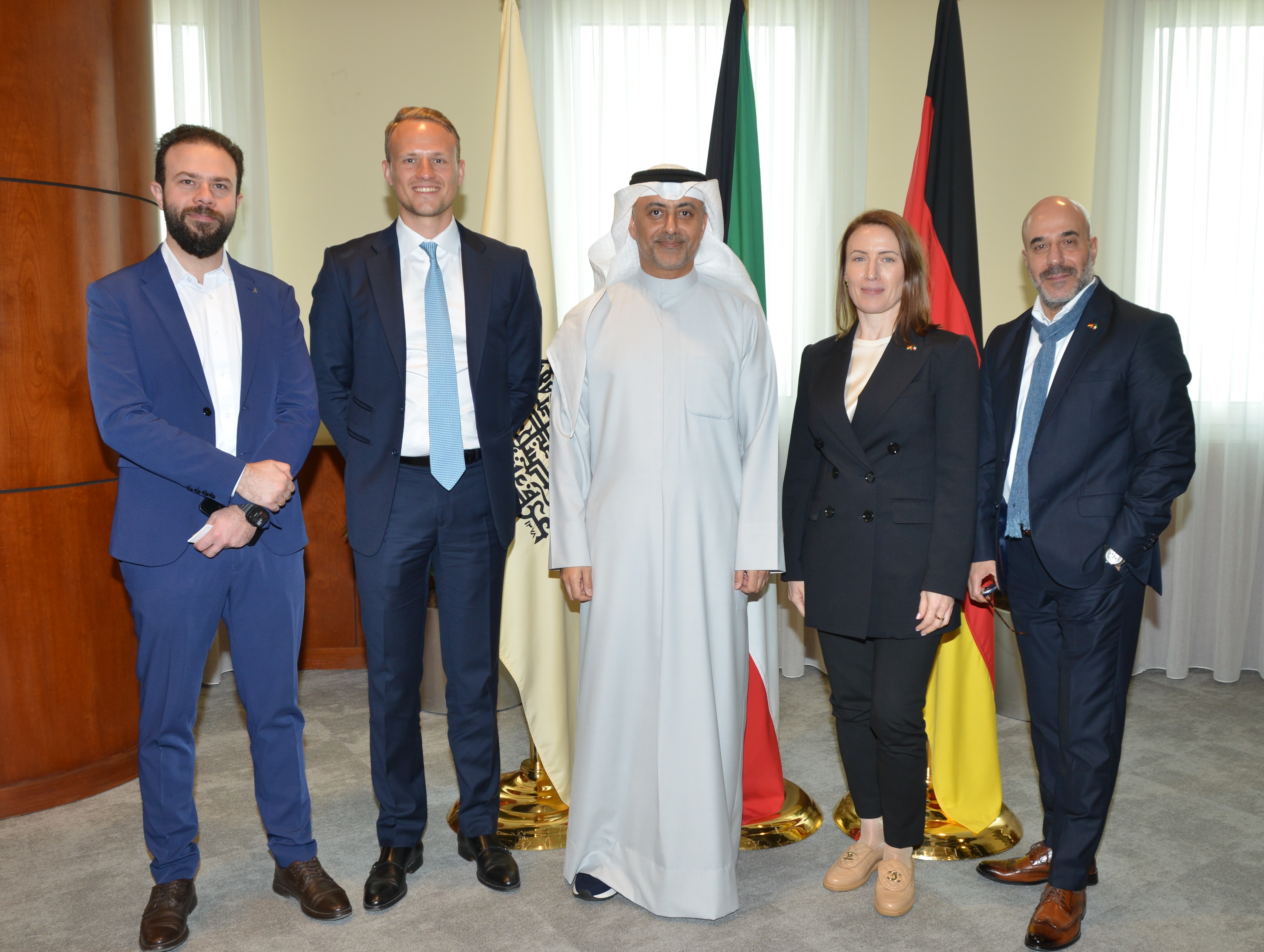 مدير العام المساعد في غرفة تجارة وصناعة الكويت فراس العودة  متوسطا الوفد الالماني