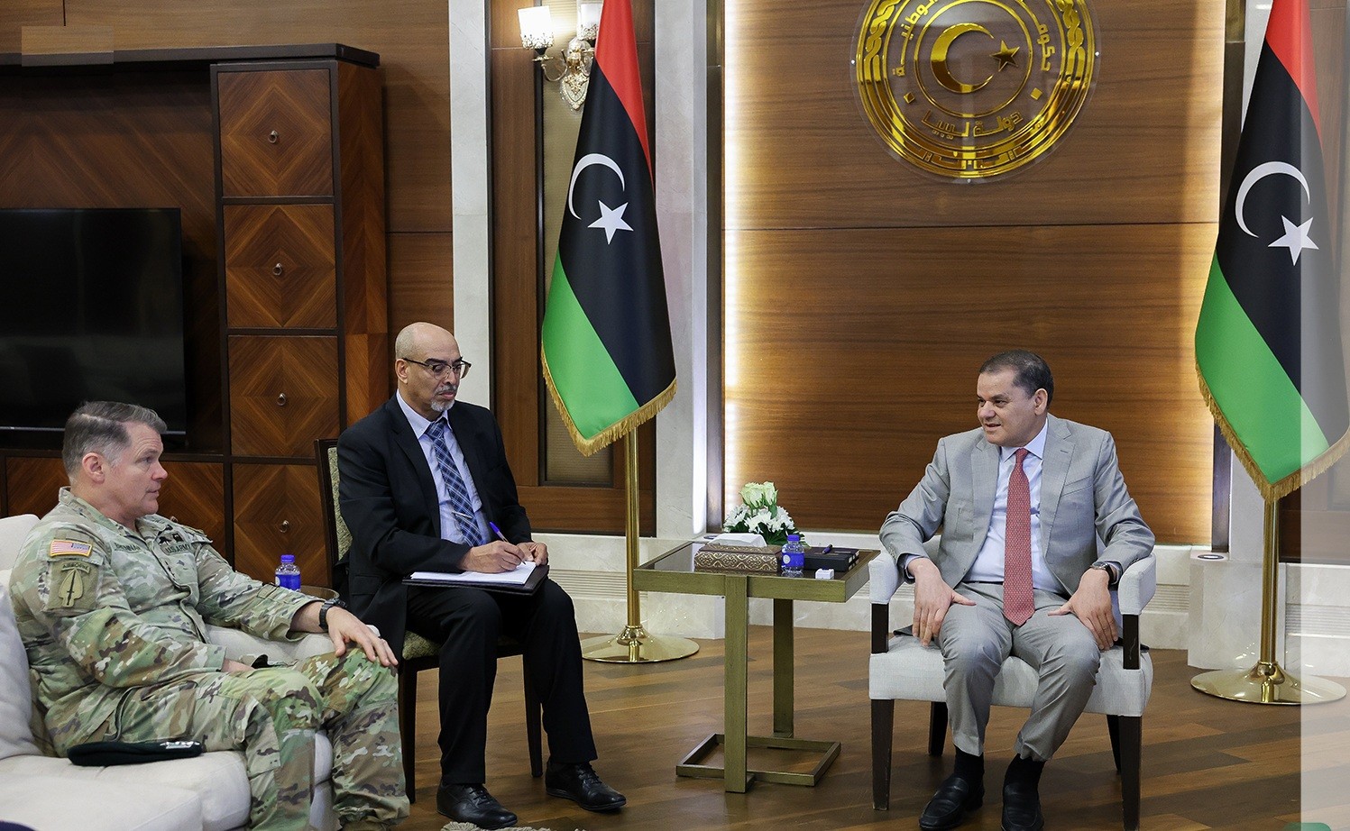 رئيس حكومة الوحدة الوطنية الليبية ووزير الدفاع عبد الحميد الدبيبة مع نائب قائد القيادة العسكرية الأمريكية في إفريقيا (أفريكوم) الفريق أول جون دبليو برينان