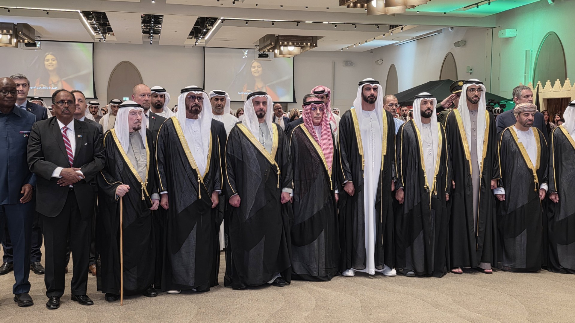 نائب رئيس مجلس الوزراء وزير الداخلية الإماراتي يشارك سفير دولة الكويت لدى دولة الإمارات احتفال السفارة بالذكرى الـ65 للعيد الوطني والـ35 ليوم التحرير