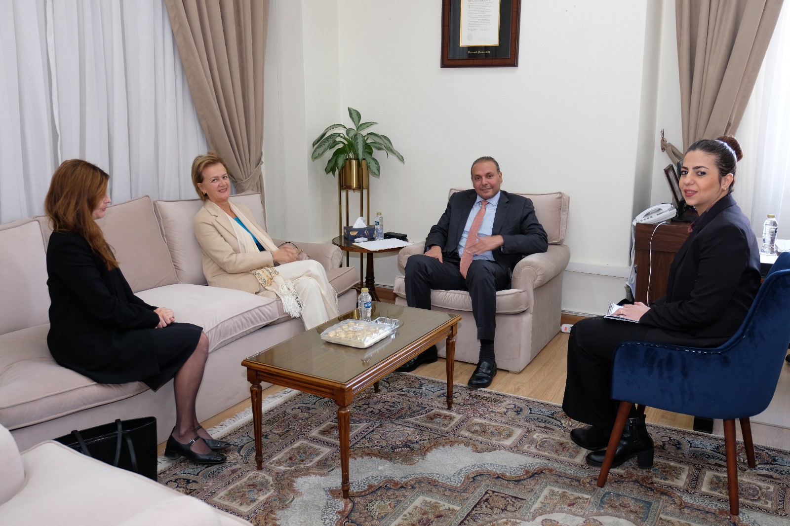 الأمين العام المساعد للشؤون السياسية الدولية بالجامعة العربية السفير الدكتور خالد منزلاوي مع سفيرة وفد الاتحاد الأوروبي لدى القاهرة وجامعة الدول العربية أنجلينا أيخهورست