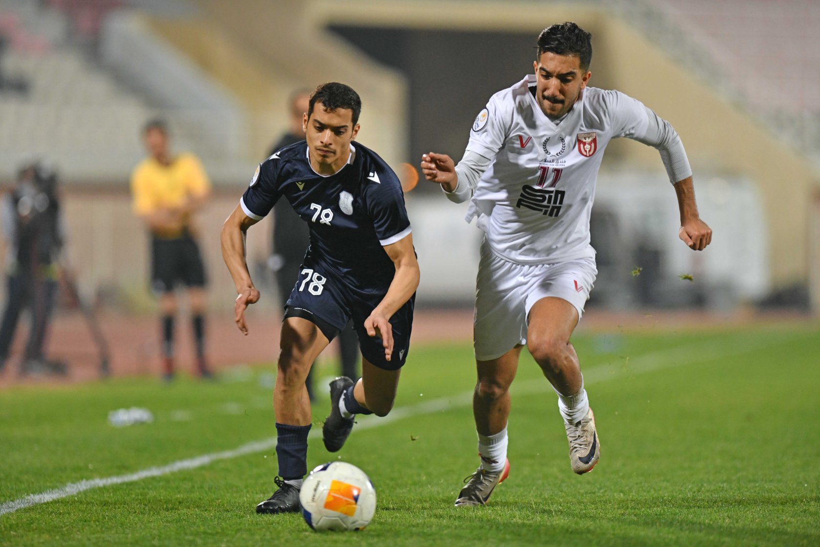 لاعب النصر يحاول اللحاق بلاعب اليرموك لاستخلاص الكرة