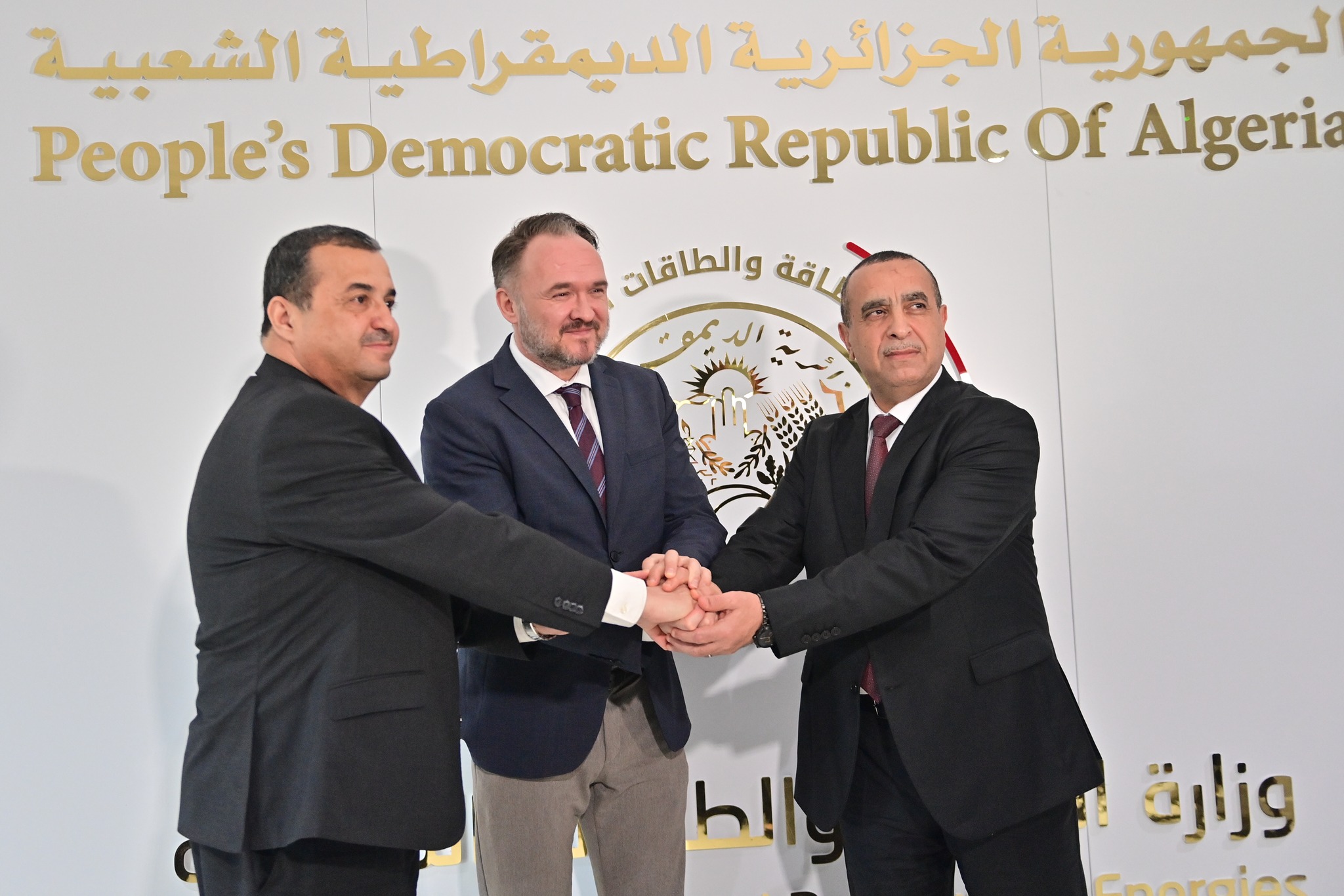 وزير المحروقات الجزائري محمد عرقاب ووزير الطاقة مراد عجال والمفوض الأوروبي المكلف بالطاقة والسكن دان يورغنسن