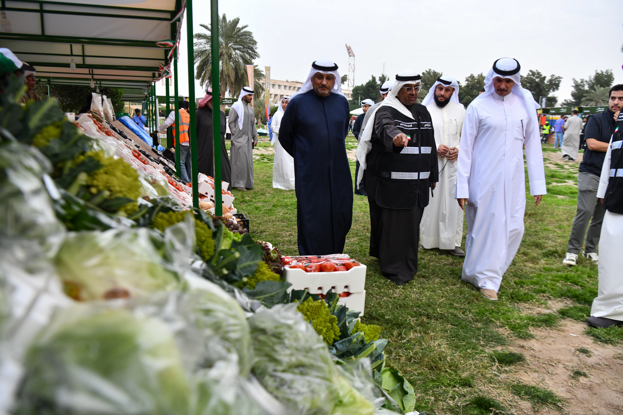 وزير الدولة لشؤون الاتصالات وتكنولوجيا المعلومات ووزير الإعلام والثقافة بالوكالة عمر العمر خلال جولة في (سوق المزارعين)