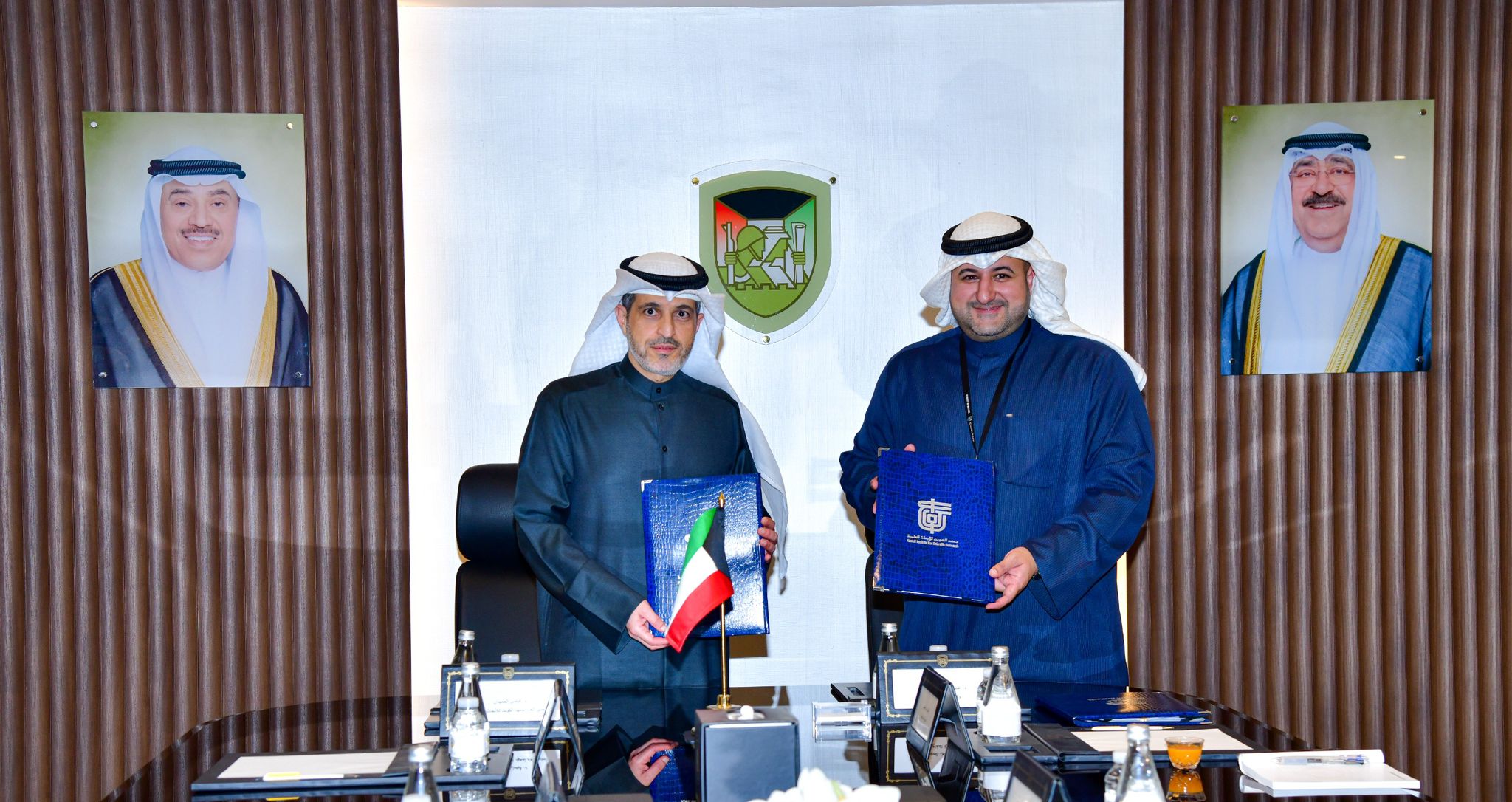 المدير العام لمعهد الكويت للأبحاث العلمية الدكتور فيصل الحميدان ووكيل وزارة الدفاع ورئيس اللجنة الوطنية لحظر الأسلحة الكيميائية الشيخ الدكتور عبدالله مشعل الصباح