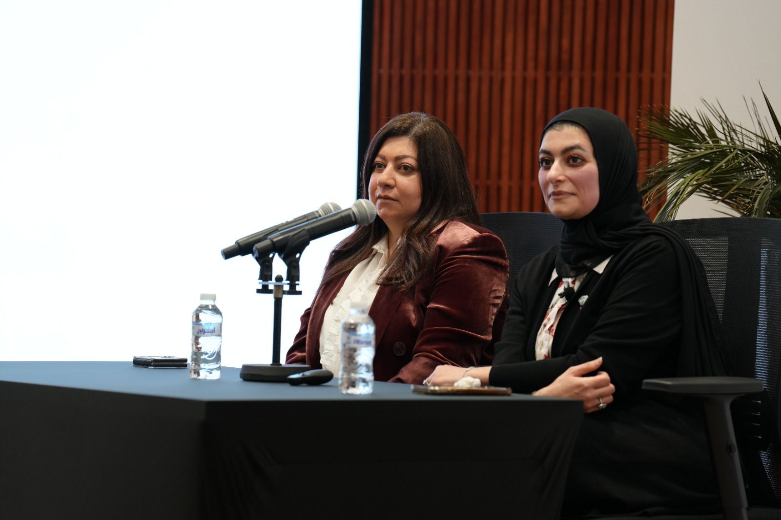 وكيل وزارة مساعد بقطاع  البعثات والاجازات الدراسية في ديوان الخدمة المدنية نرجس عبدالرسول خلال الملتقى وبجانبها بتول الريس مراقب المعادلات الاجنبية في وزارة التعليم العالي