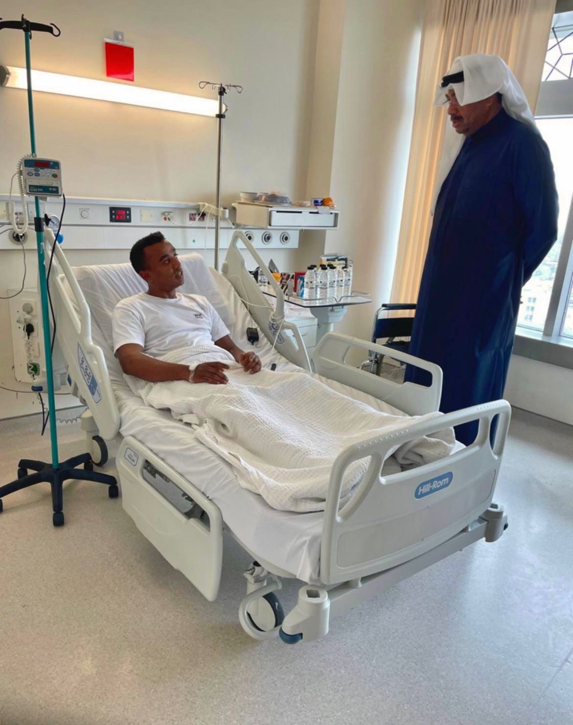 وزير الدفاع لدى زيارته الرقيب فهد جوهر للاطمئنان على صحته