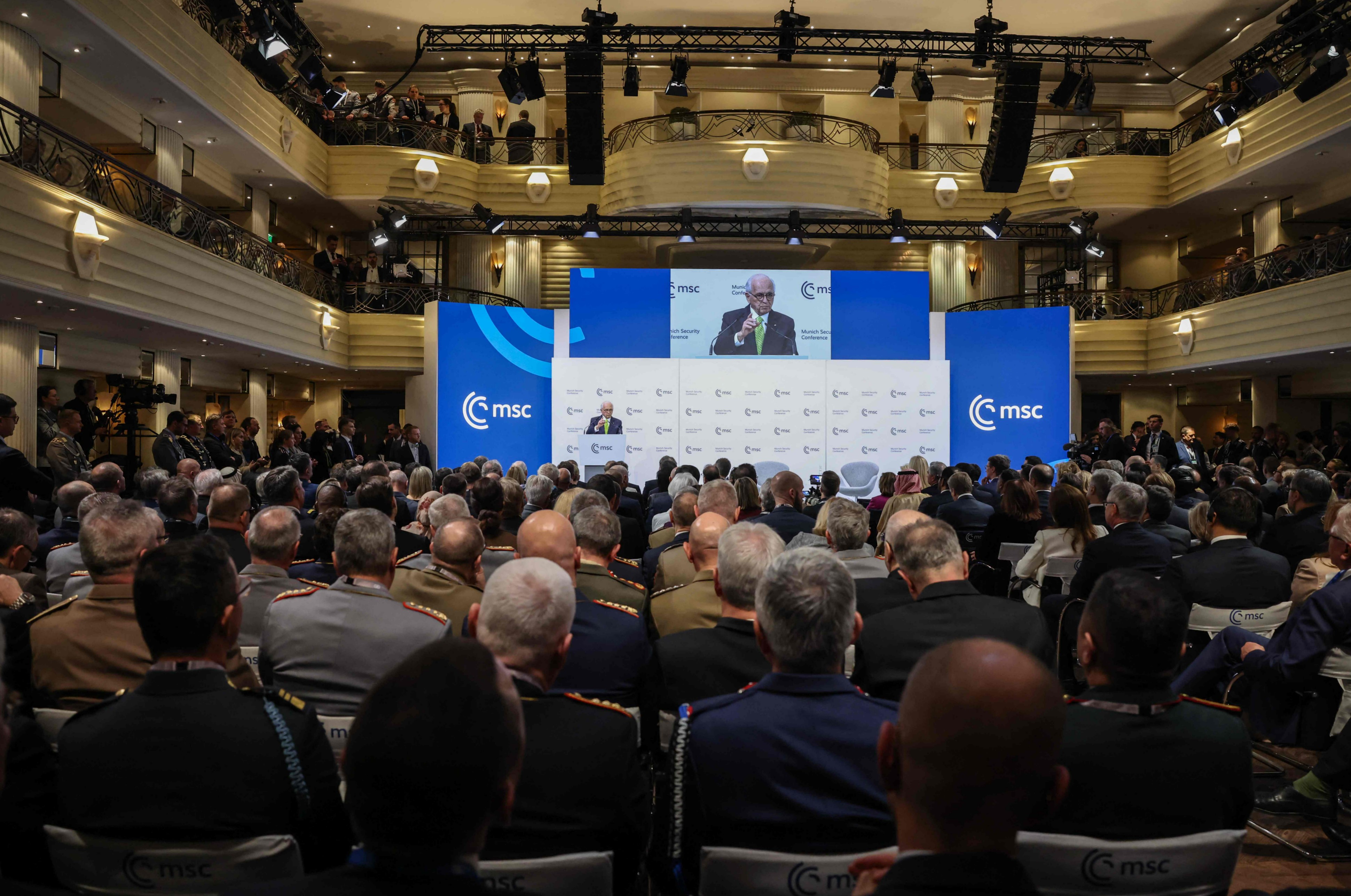 رئيس (مؤتمر ميونخ للأمن) فولفغانغ إيشنغر يفتتح أعمال المؤتمر بمدينة (ميونخ) الألمانية