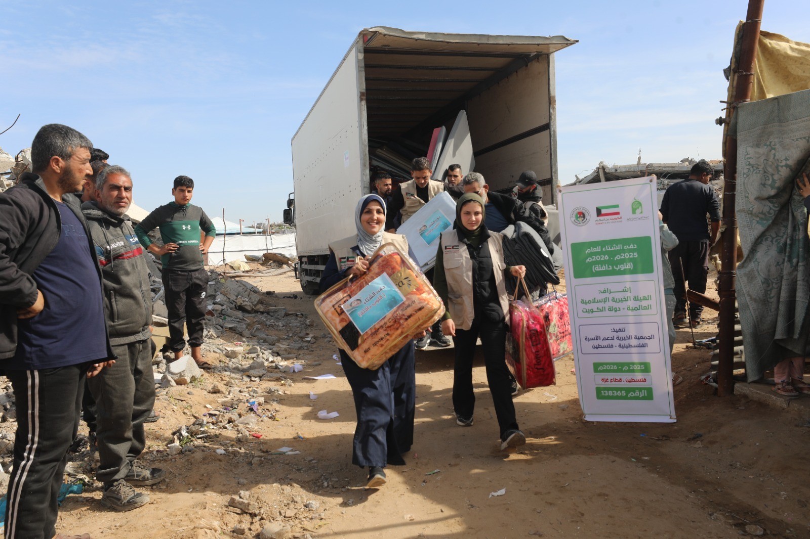 فريق الهيئة الخيرية الإسلامية العالمية خلال توزيع الكسوة
