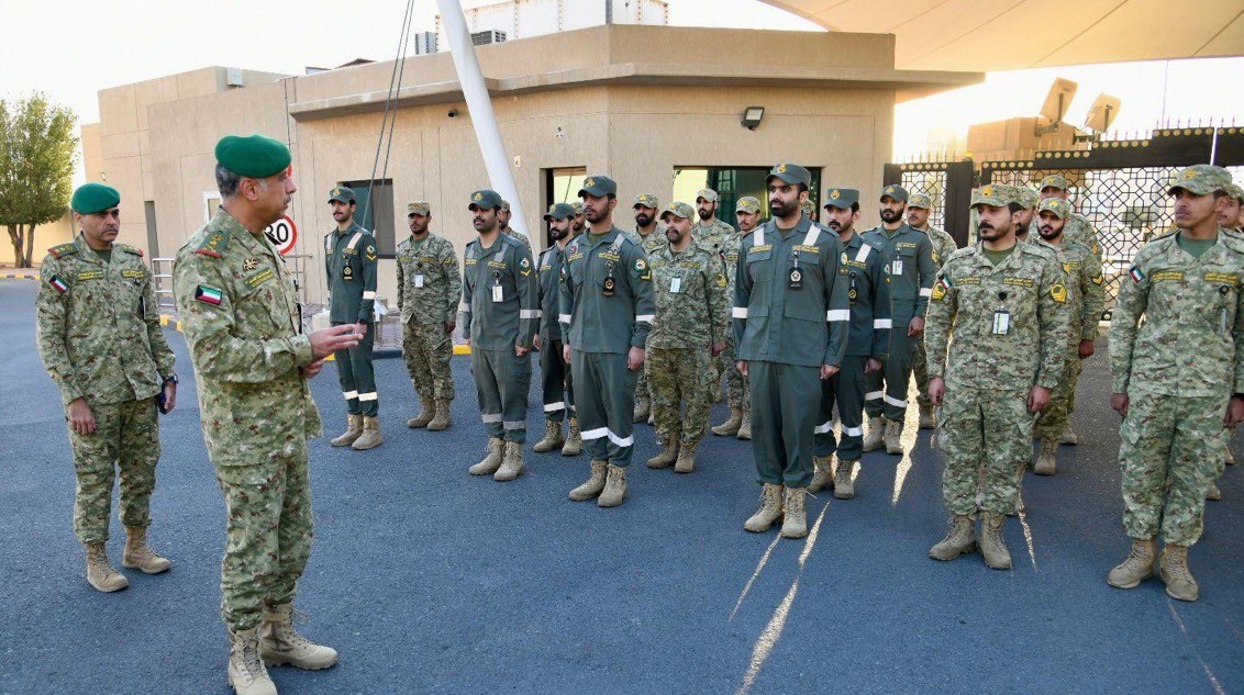 وكيل الحرس الوطني الفريق الركن حمد البرجس خلال زيارته إلى الرئاسة العامة للحرس