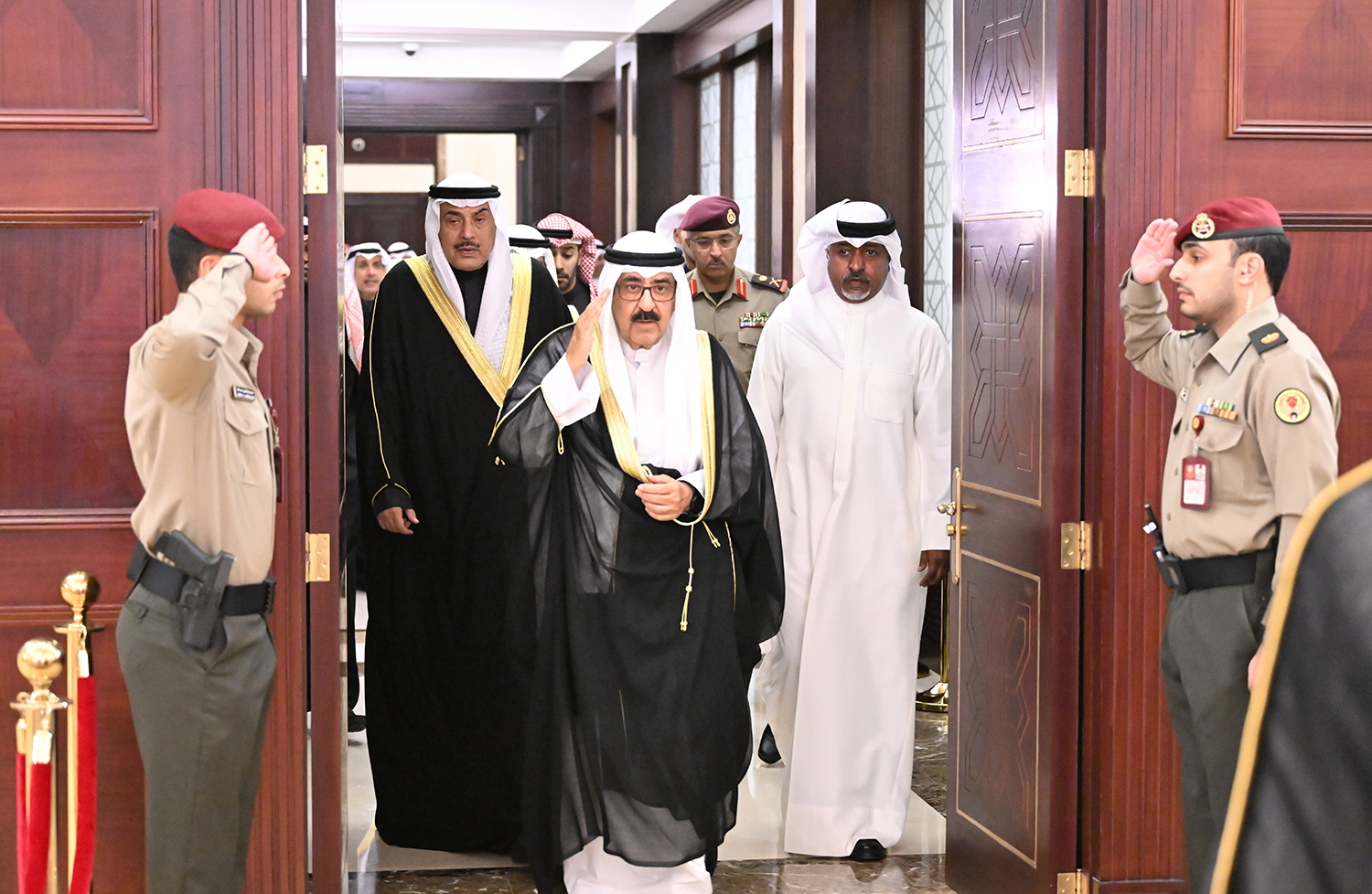 حضرة صاحب السمو أمير البلاد وسمو ولي العهد وأسرة آل الصباح الكرام يستقبلون المهنئين بحلول شهر رمضان المبارك لليوم الثاني على التوالي