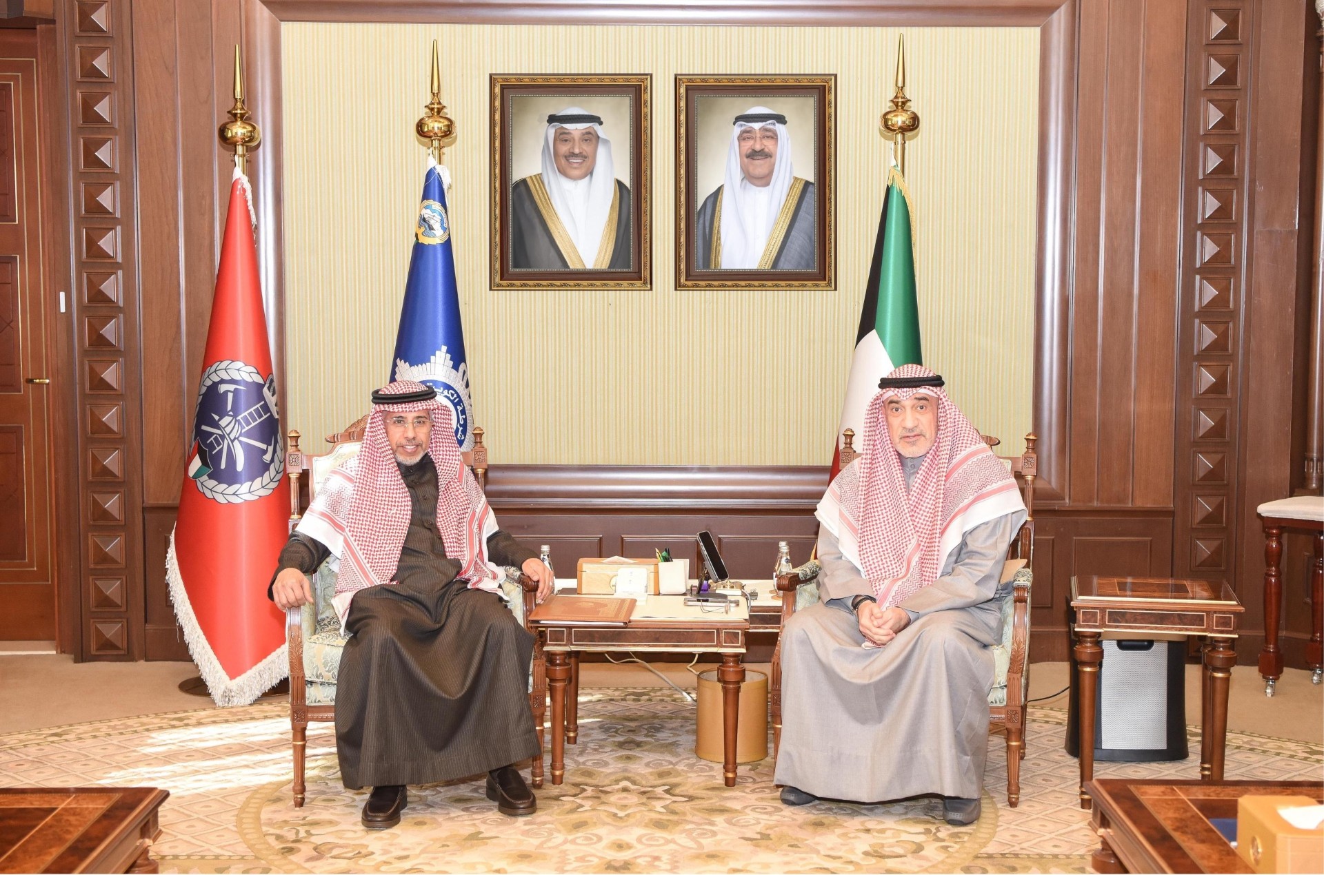 النائب الأول لرئيس مجلس الوزراء ووزير الداخلية الشيخ فهد يوسف سعود الصباح لدى استقباله الأمين العام لمجلس وزراء الداخلية العرب محمد كومان