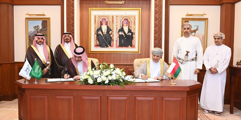 وزير المالية العماني ورئيس صندوق التنمية السعودي يوقعان مذكرة التفاهم