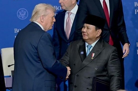 الرئيس الإندونيسي برابوو سوبيانتو يصافح رئيس الولايات المتحدة دونالد ترامب خلال الاجتماع الأول لقادة "مجلس السلام" لغزة في واشنطن