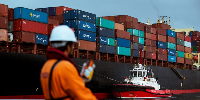 Oman non-oil exports grow 7.5 pct, re-exports surge 20 pct