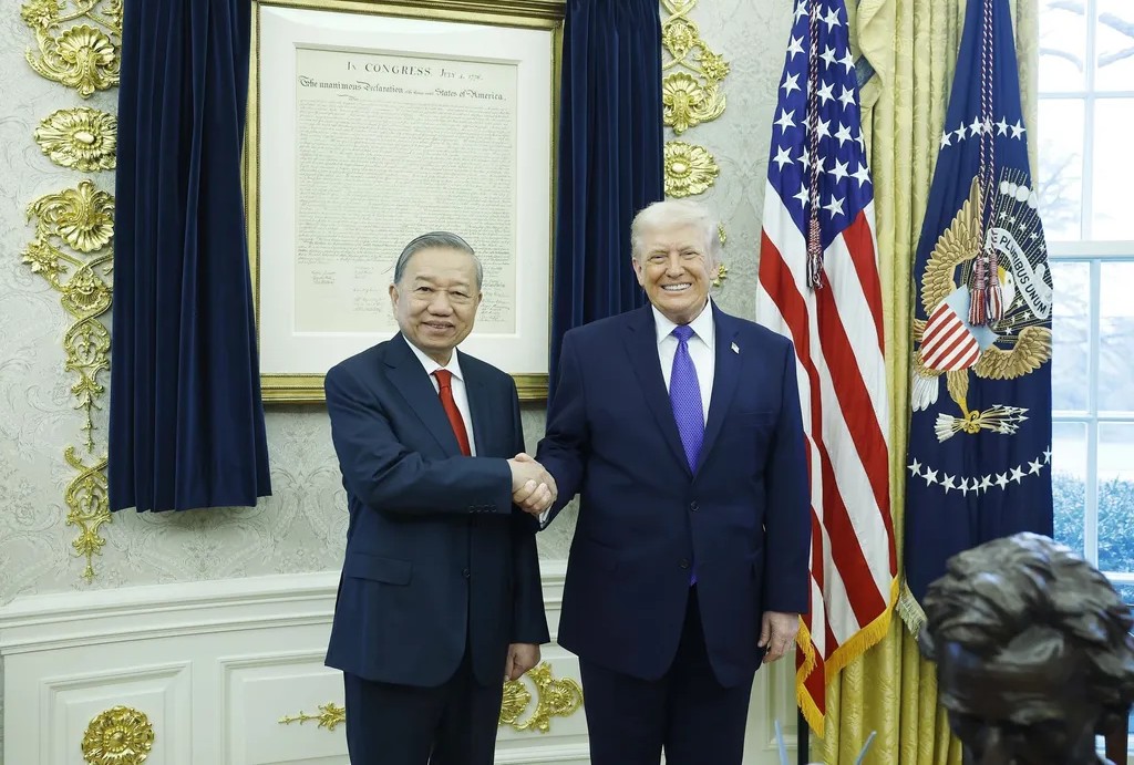 الأمين العام للحزب الشيوعي الفيتنامي تو لام والرئيس الأمريكي دونالد ترامب في البيت الأبيض