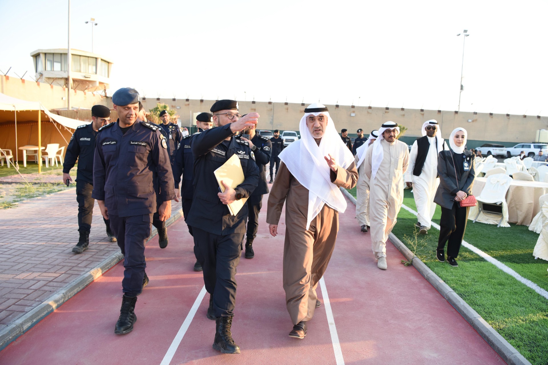 النائب الأول لرئيس مجلس الوزراء ووزير الداخلية الشيخ فهد يوسف سعود الصباح لدى زيارته نزلاء (المؤسسات الإصلاحية)