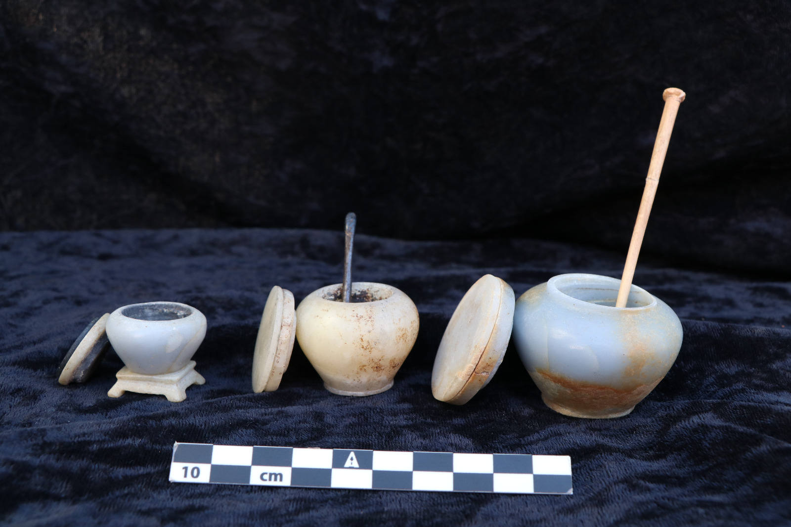 اكتشاف مجموعة من المقابر الصخرية تعود لعصر الدولة القديمة في مصر