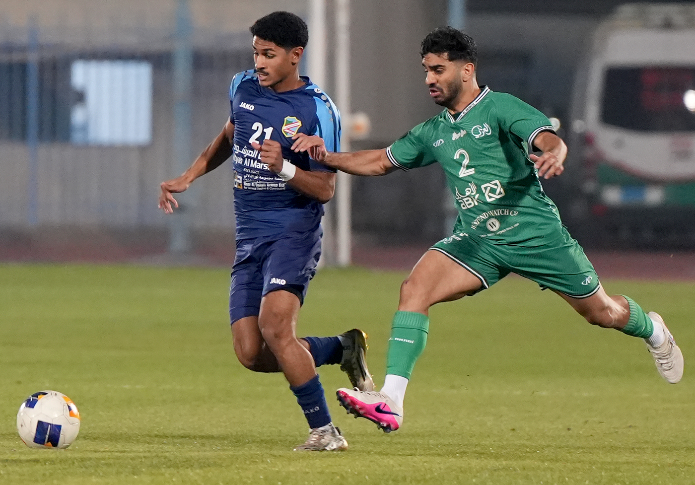 لاعب السالمية ينطلق بالكرة وسط مضايقة من لاعب العربي