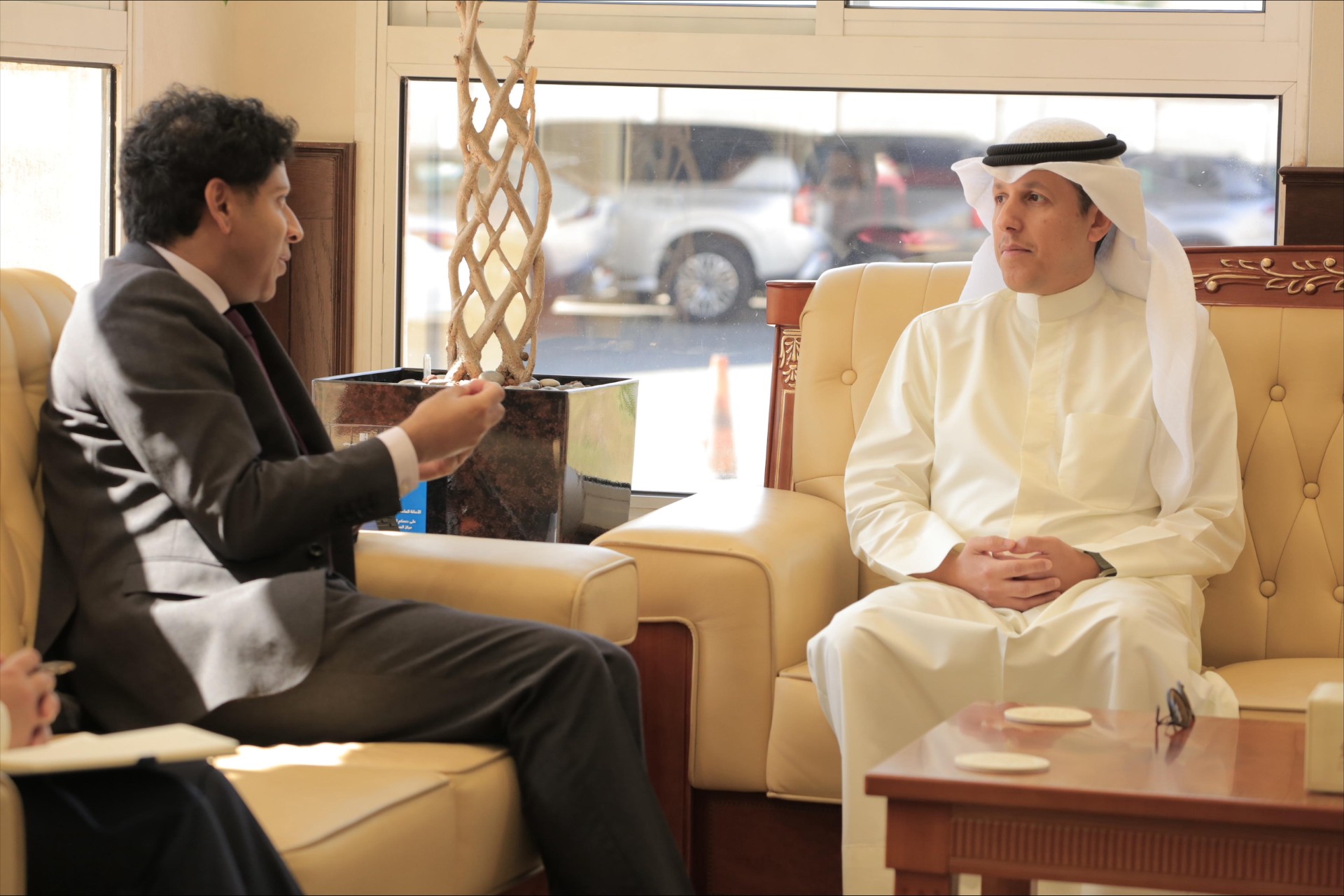 وزير الأوقاف يبحث مع السفير البريطاني لدى البلاد سبل تعزيز التعاون المشترك