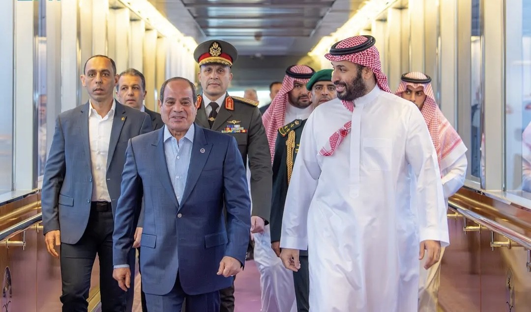 ولي العهد رئيس مجلس الوزراء السعودي الأمير محمد بن سلمان مستقبلا الرئيس المصري عبدالفتاح السيسي
