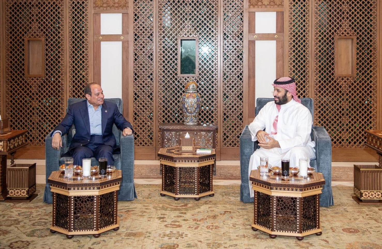 ولي العهد رئيس مجلس الوزراء السعودي الأمير محمد بن سلمان مع الرئيس المصري عبدالفتاح السيسي