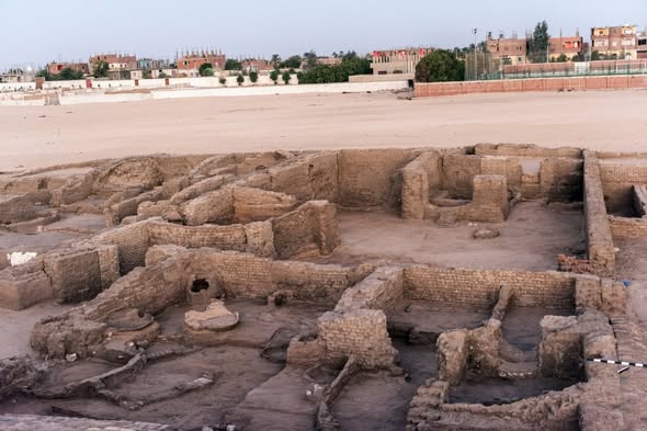 اكتشاف مدينة سكنية من القرن 18 وجبانة قبطية بموقع شيخ العرب همام بمحافظة قنا