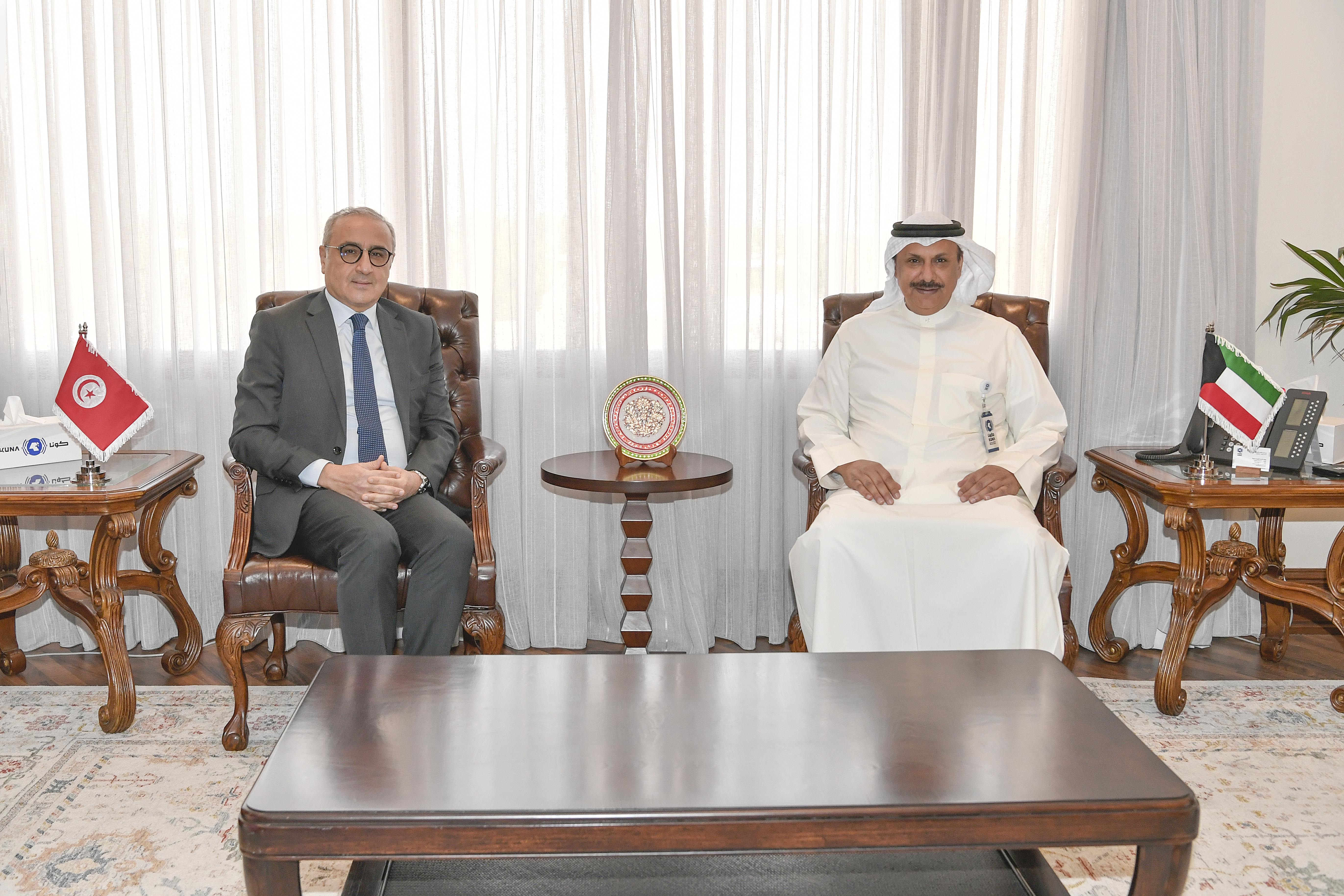 Le directeur général par intérim de KUNA et l’ambassadeur de Tunisie