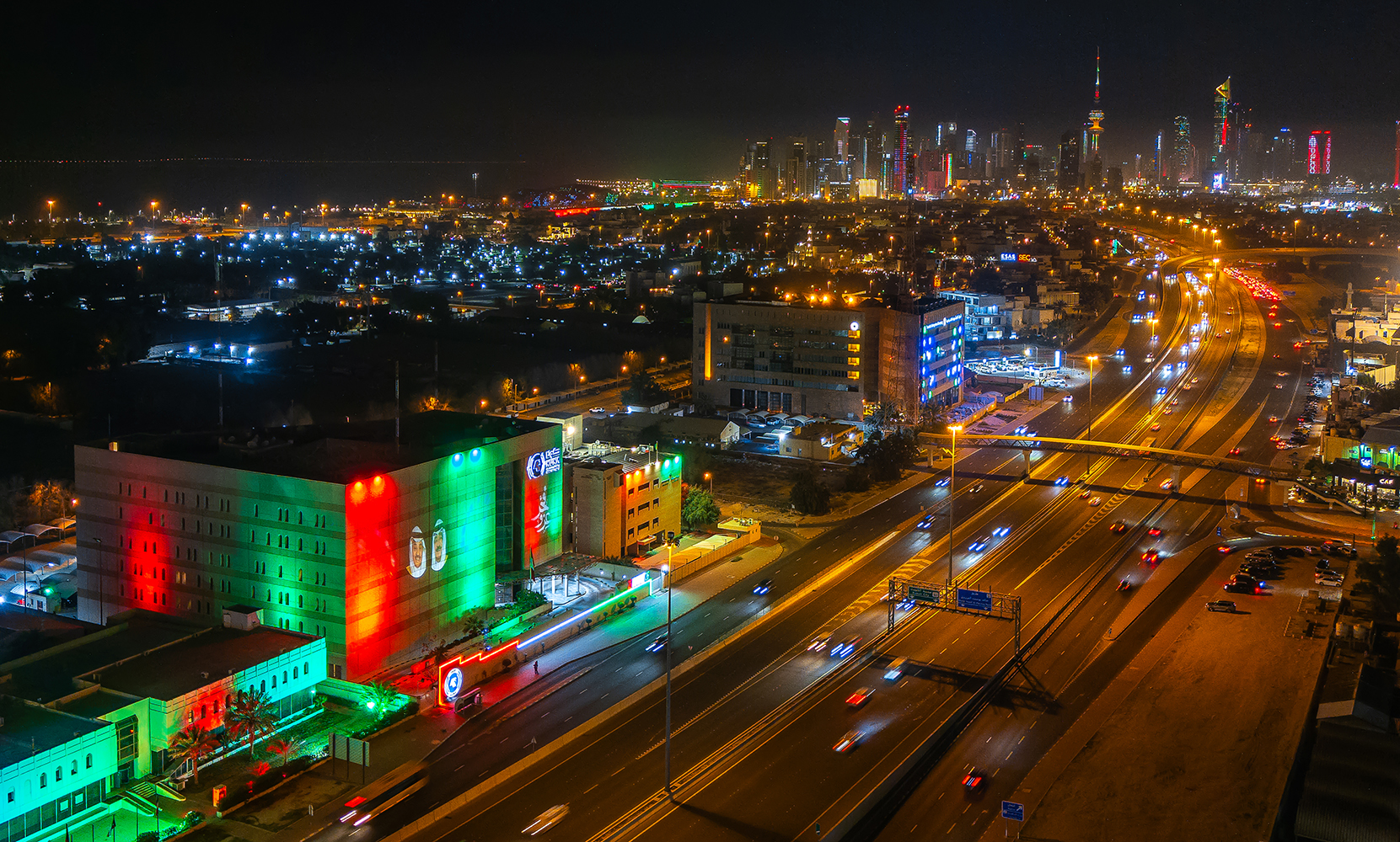 علم الكويت يزين معالم البلاد ومؤسساتها ابتهاجا بالعيد الوطني ويوم التحرير