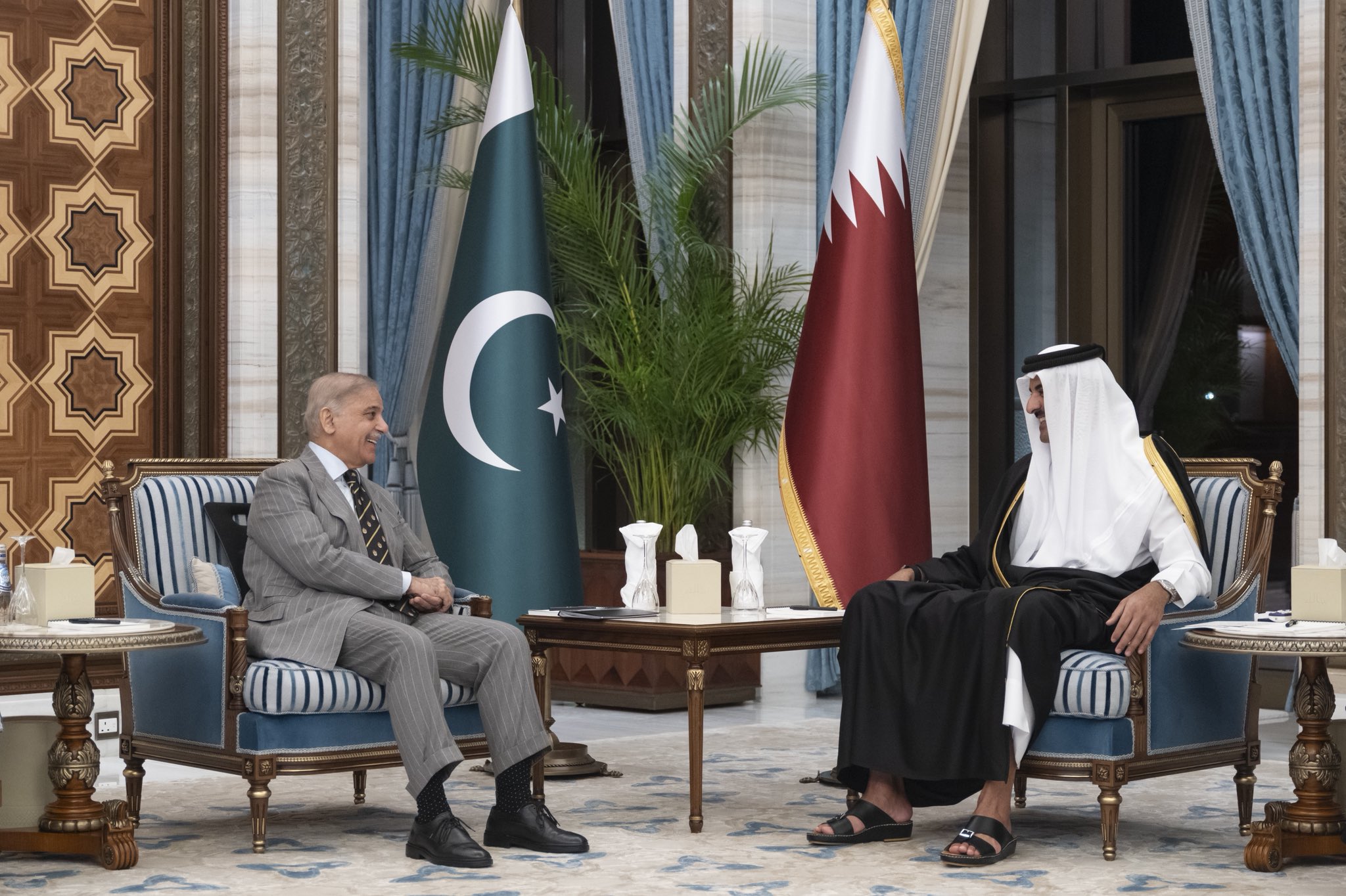 أمير قطر الشيخ تميم بن حمد مع رئيس الوزراء الباكستاني محمد شهباز شريف