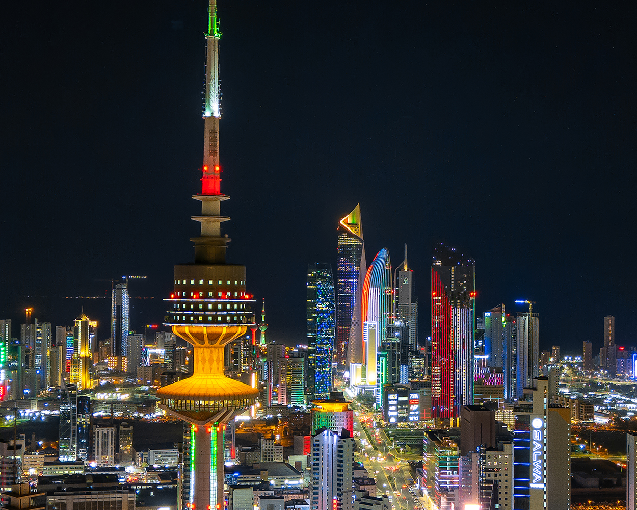 Des bâtiments gouvernementaux et privés se parent des couleurs du drapeau koweïtien