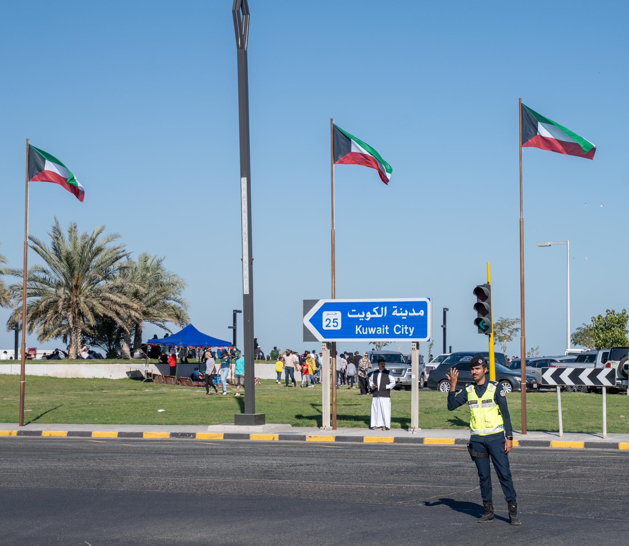 رجال الأمن ينظمون انسيابية السير وسط الاحتفالات