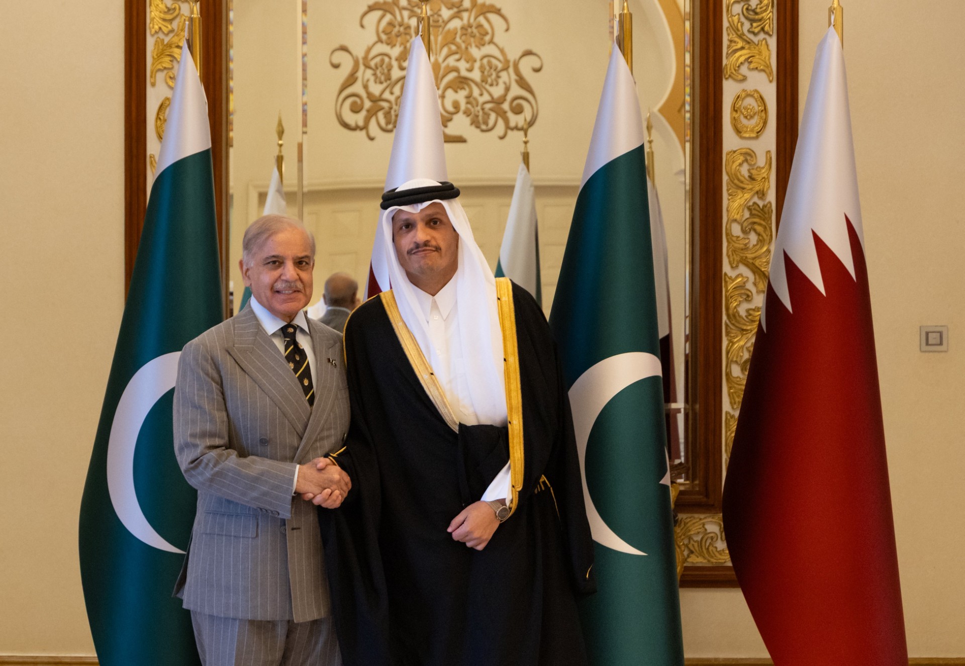 رئيس مجلس الوزراء وزير الخارجية القطري الشيخ محمد بن عبدالرحمن مع رئيس الوزراء الباكستاني محمد شهباز