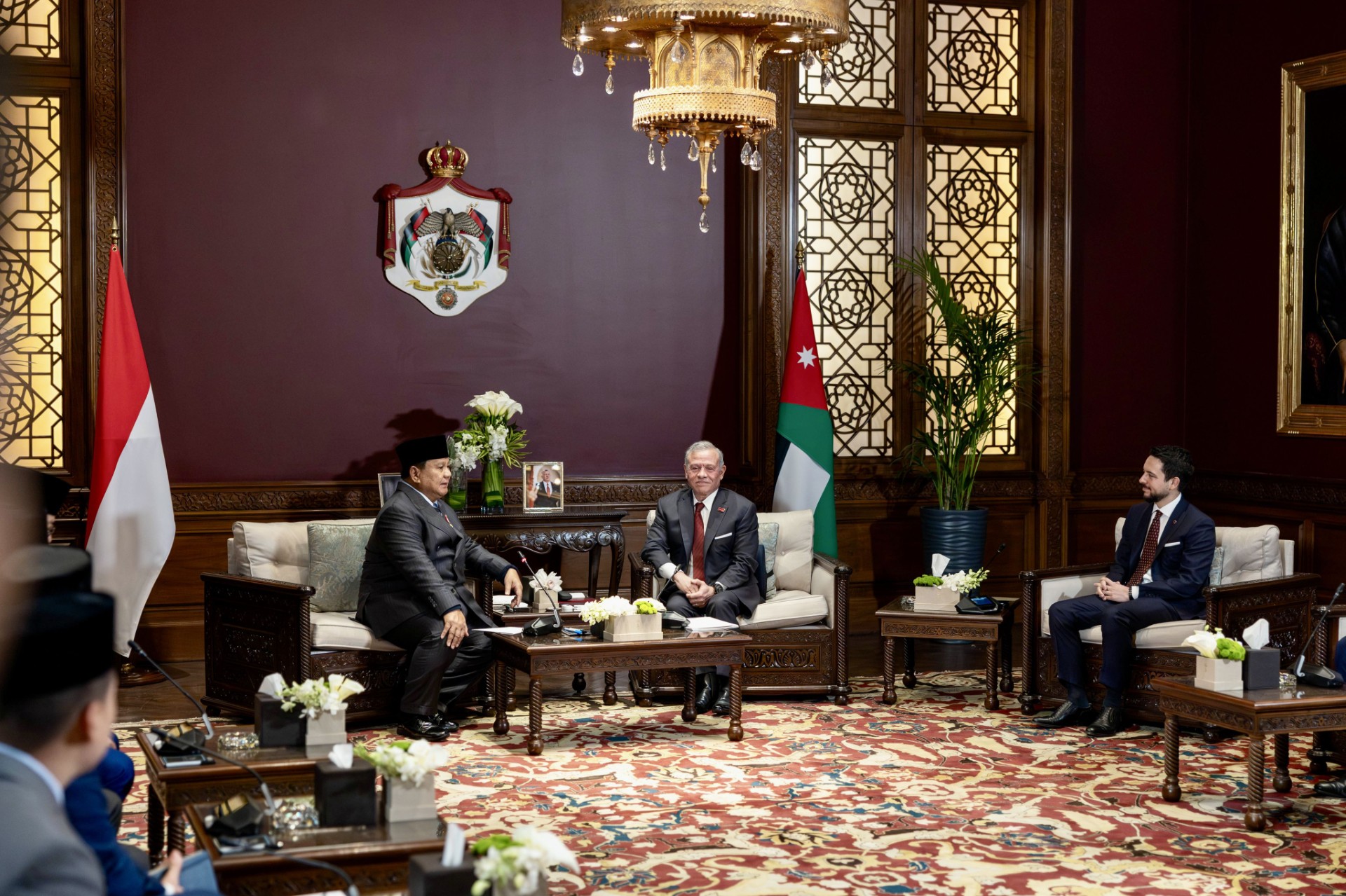 العاهل الأردني الملك عبدالله الثاني خلال لقاءه مع الرئيس الإندونيسي برابوو سوبيانتو