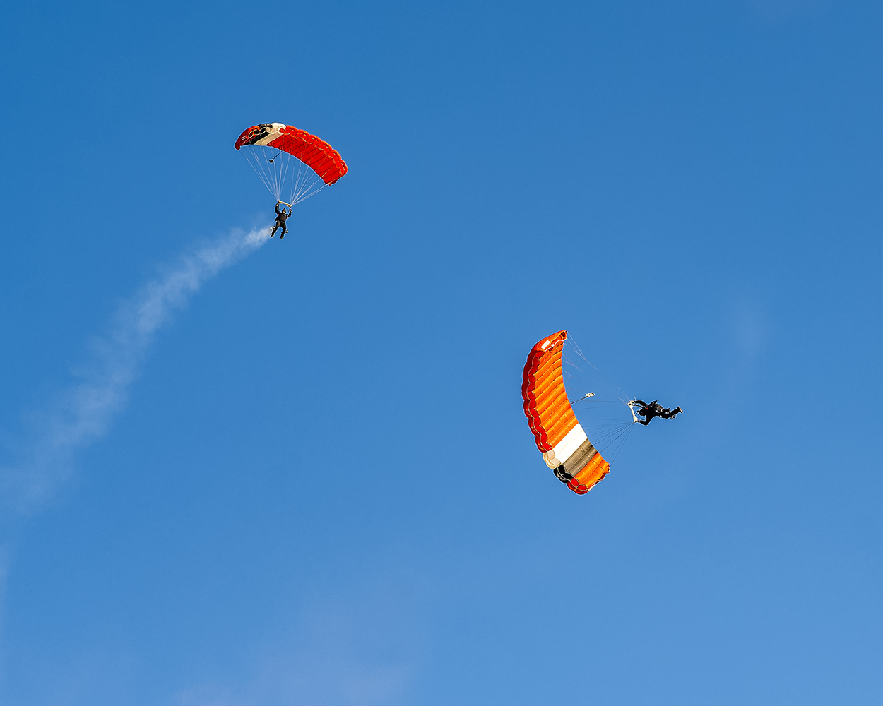 Des parachutistes offrent un spectacle inédit dans le ciel du Koweït