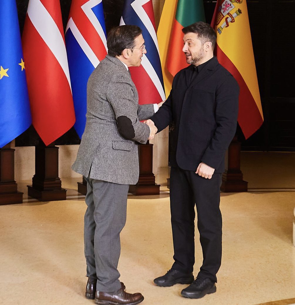 وزير الخارجية الإسباني خوسيه مانويل ألباريس مع الرئيس الأوكراني فولوديمير زيلينسكي