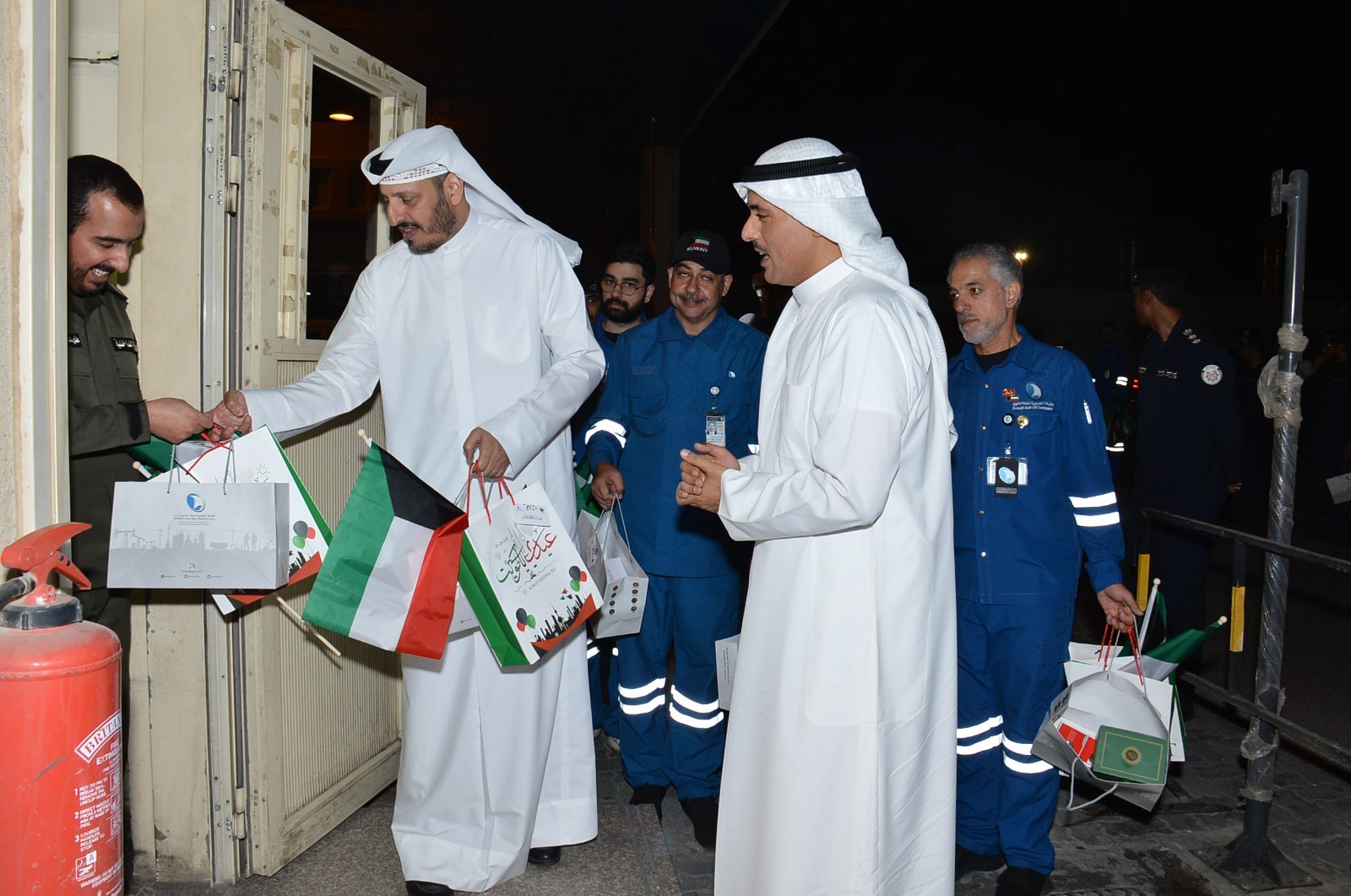 محافظ الأحمدي الشيخ حمود جابر الأحمد الصباح والرئيس التنفيذي للشركة الكويتية لنفط الخليج بدر المنيفي خلال الاحتفالية بمناسبة الاعياد الوطنية في منفذ النويصيب