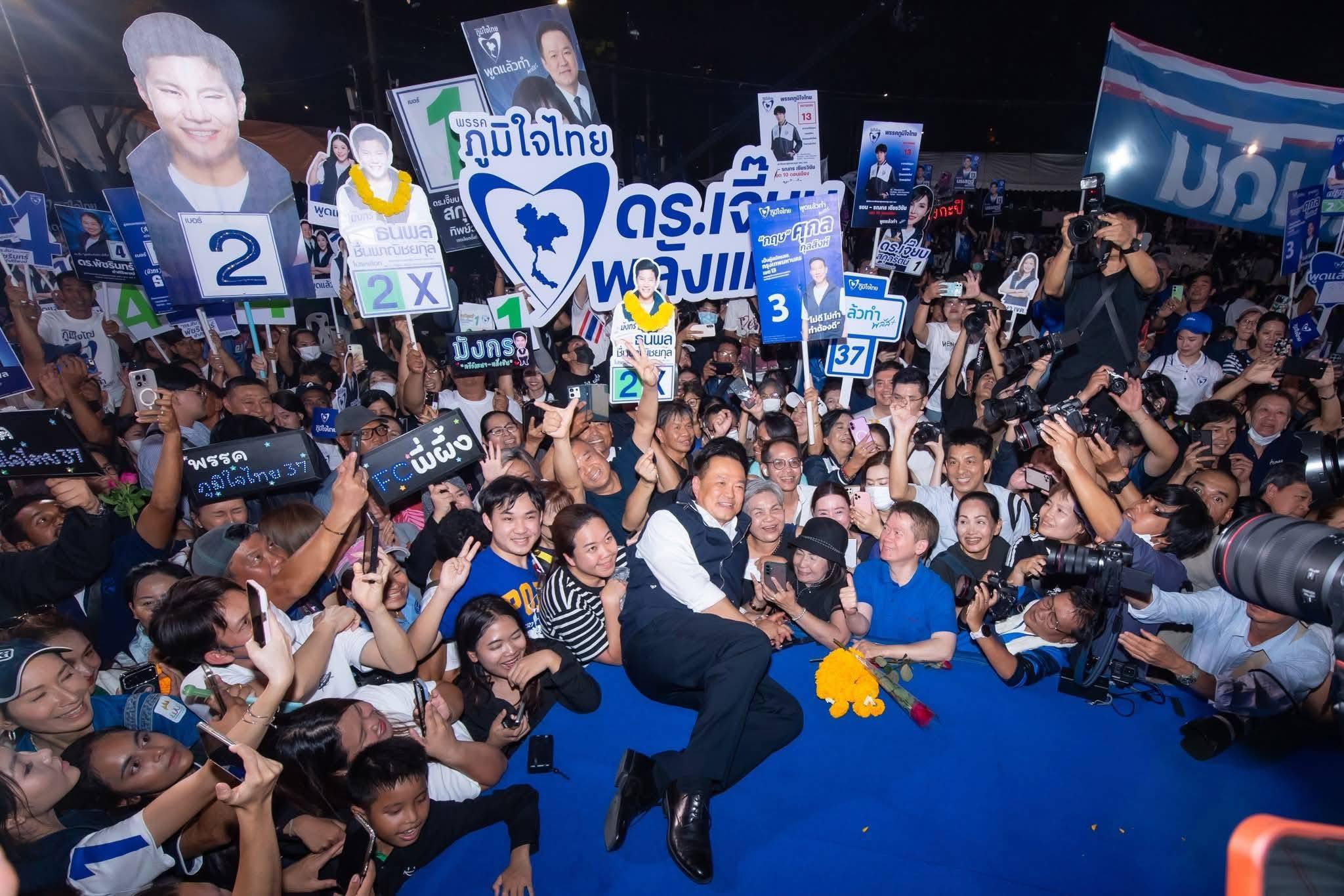 رئيس الوزراء التايلاندي المؤقت أنوتين تشارنفيراكول يتوسط أنصاره خلال احتفال انتخابي في بانكوك