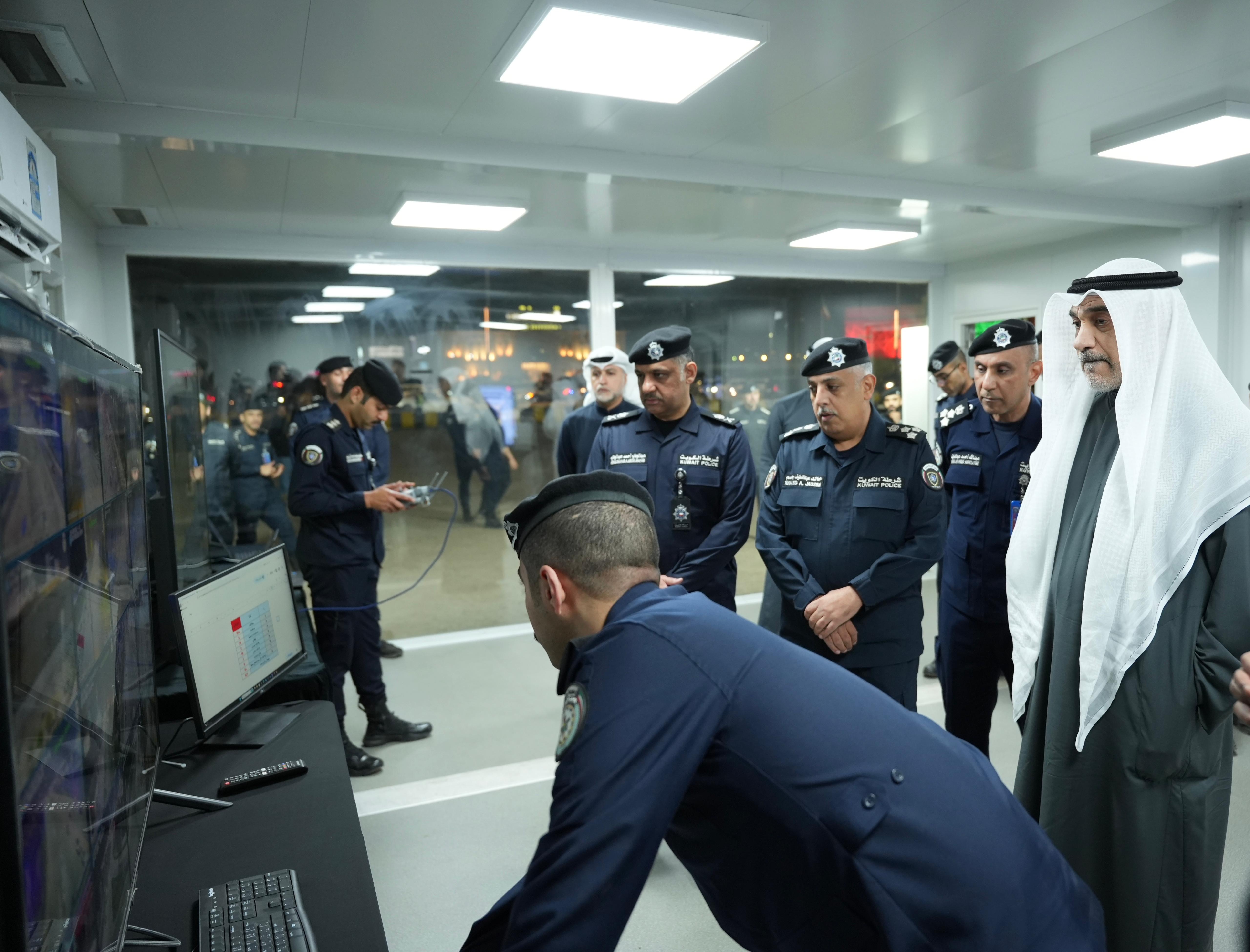 النائب الأول لرئيس الوزراء ووزير الداخلية يتفقد النقطة الأمنية الرئيسية ويطلع على جاهزية غرفة العمليات خلال الأعياد الوطنية