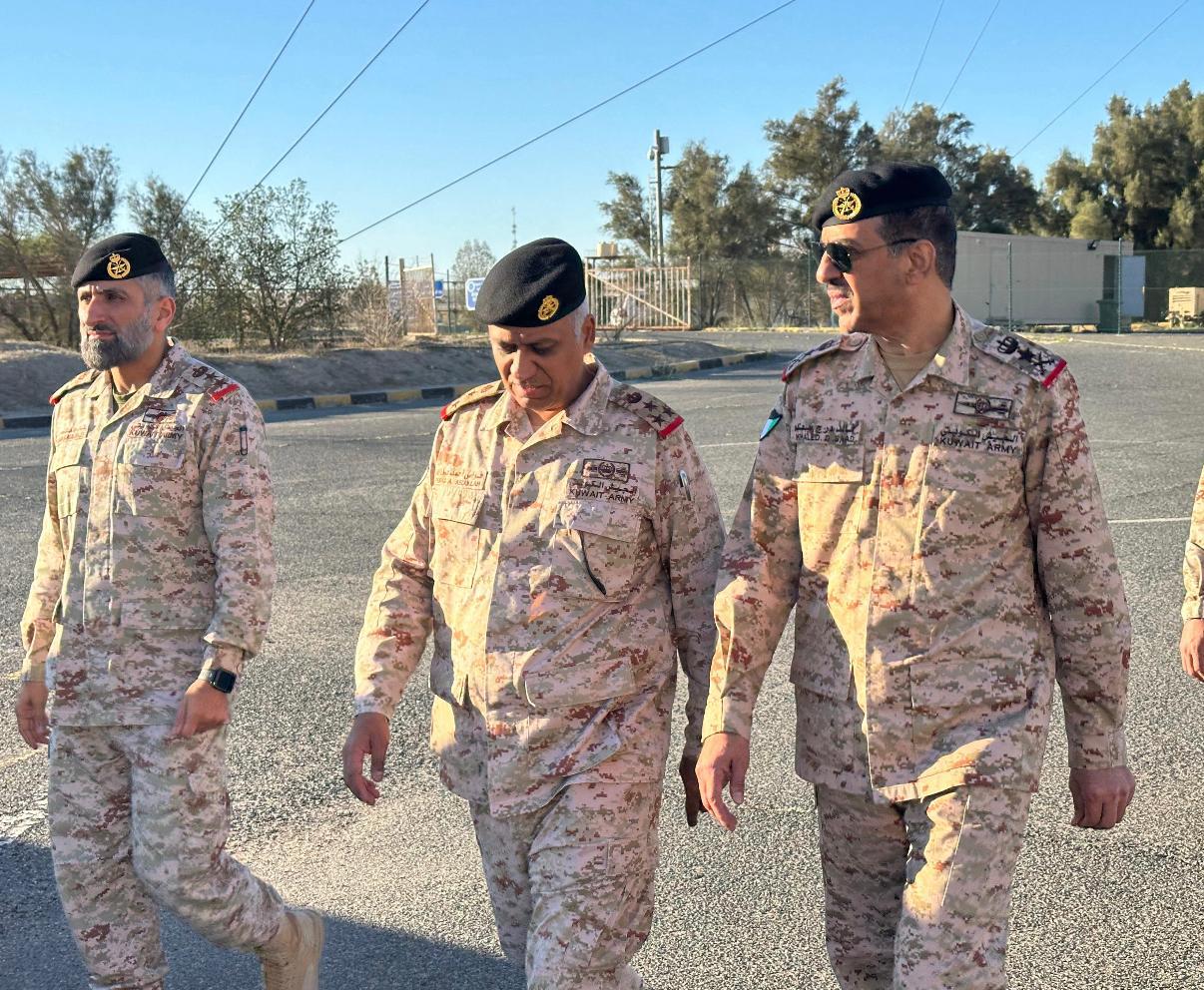 رئيس الأركان العامة للجيش يتفقد عدد من المواقع التابعة للجيش الكويتي‏